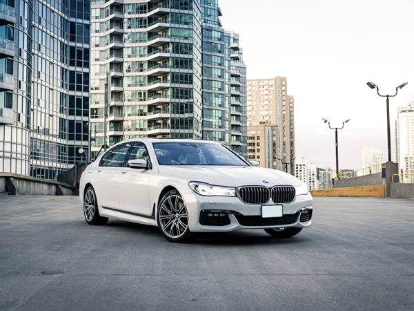 Dịch vụ thay Kính chắn gió xe BMW 750Li tận nơi
